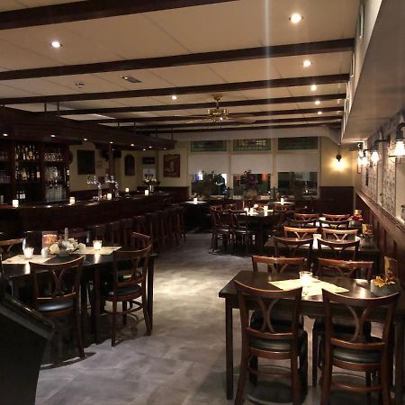 De Halve Maan Hotel Bovenkarspel Bagian luar foto