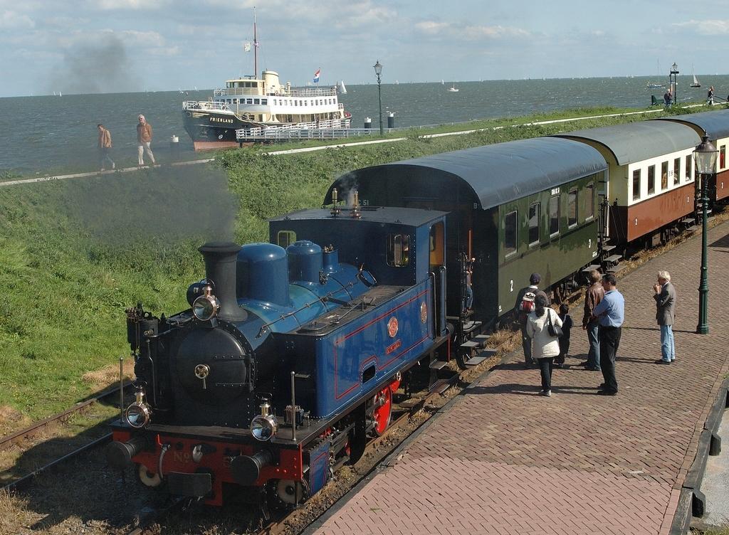 De Halve Maan Hotel Bovenkarspel Bagian luar foto