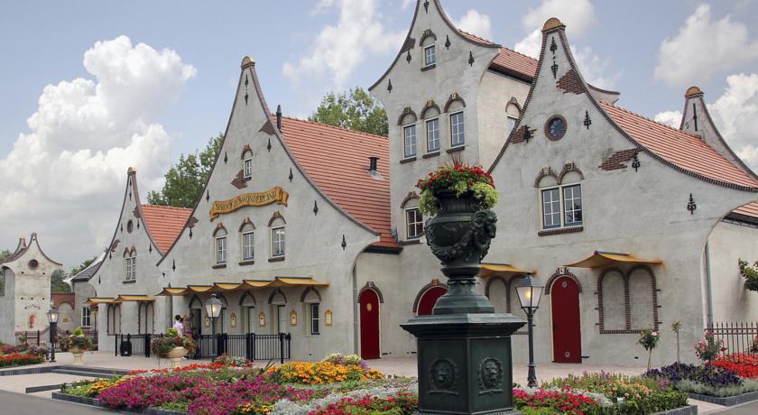 De Halve Maan Hotel Bovenkarspel Bagian luar foto