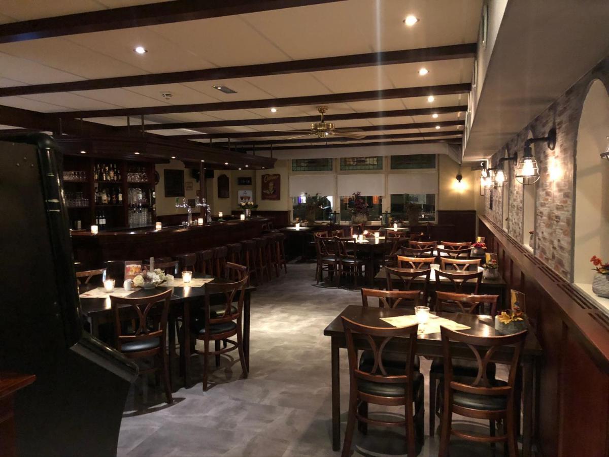 De Halve Maan Hotel Bovenkarspel Bagian luar foto