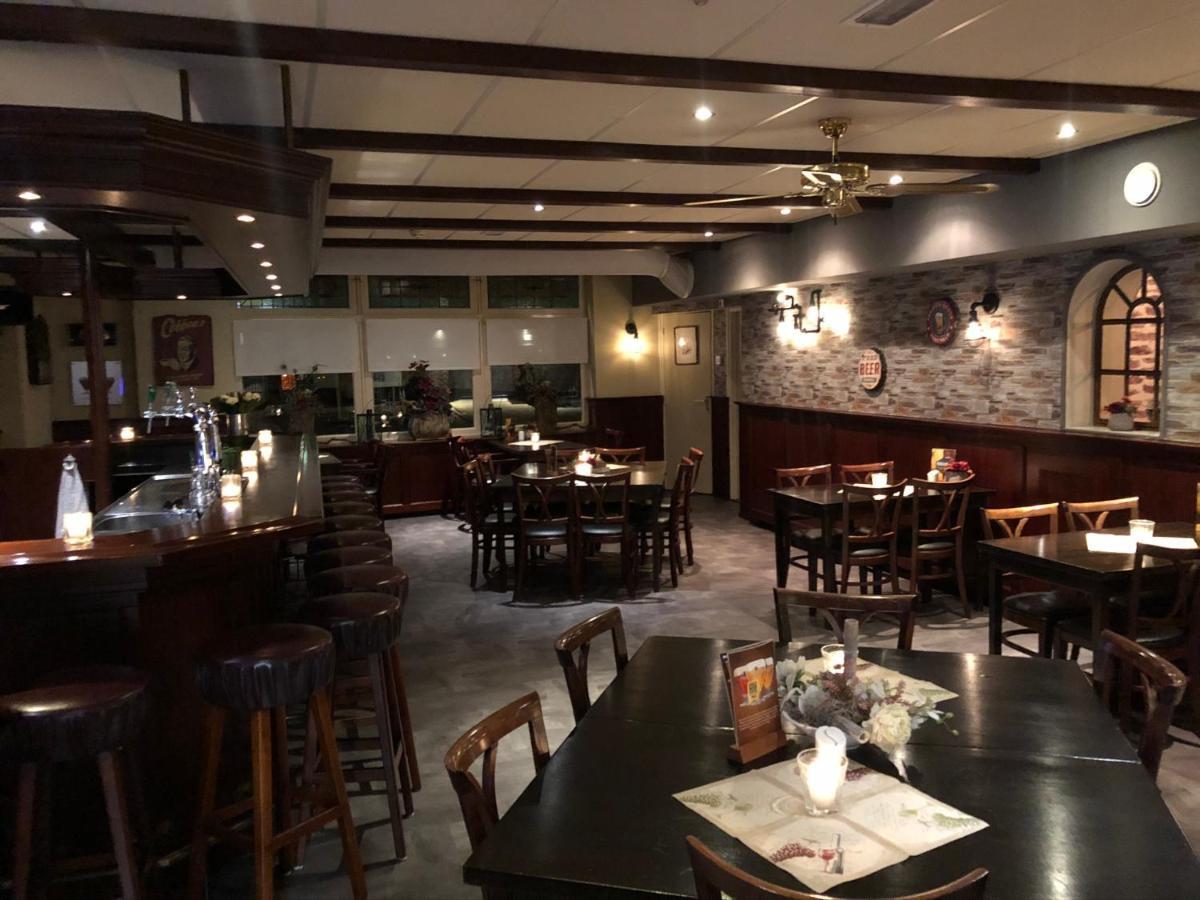 De Halve Maan Hotel Bovenkarspel Bagian luar foto